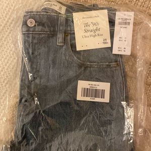 Abercrombie 90s Ultra High Rise Straight Jeans NWT